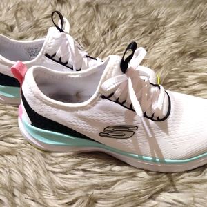 SKECHERS ULTRA GROOVE RUNNERS